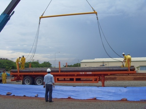 PVID transfer the line pipes to the coating plant to imlement Hai Su Trang/Te Giac Trang – Bach Ho Project