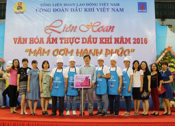 Mâm cơm thắp lửa yêu thương